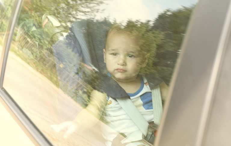 zabudnuté dieťa v aute