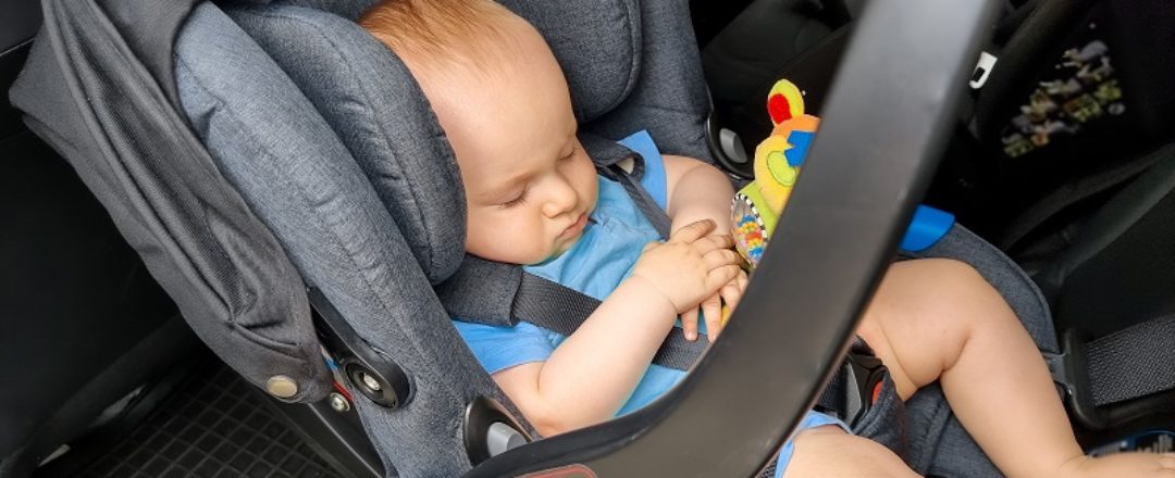 spiace dieťa v aute